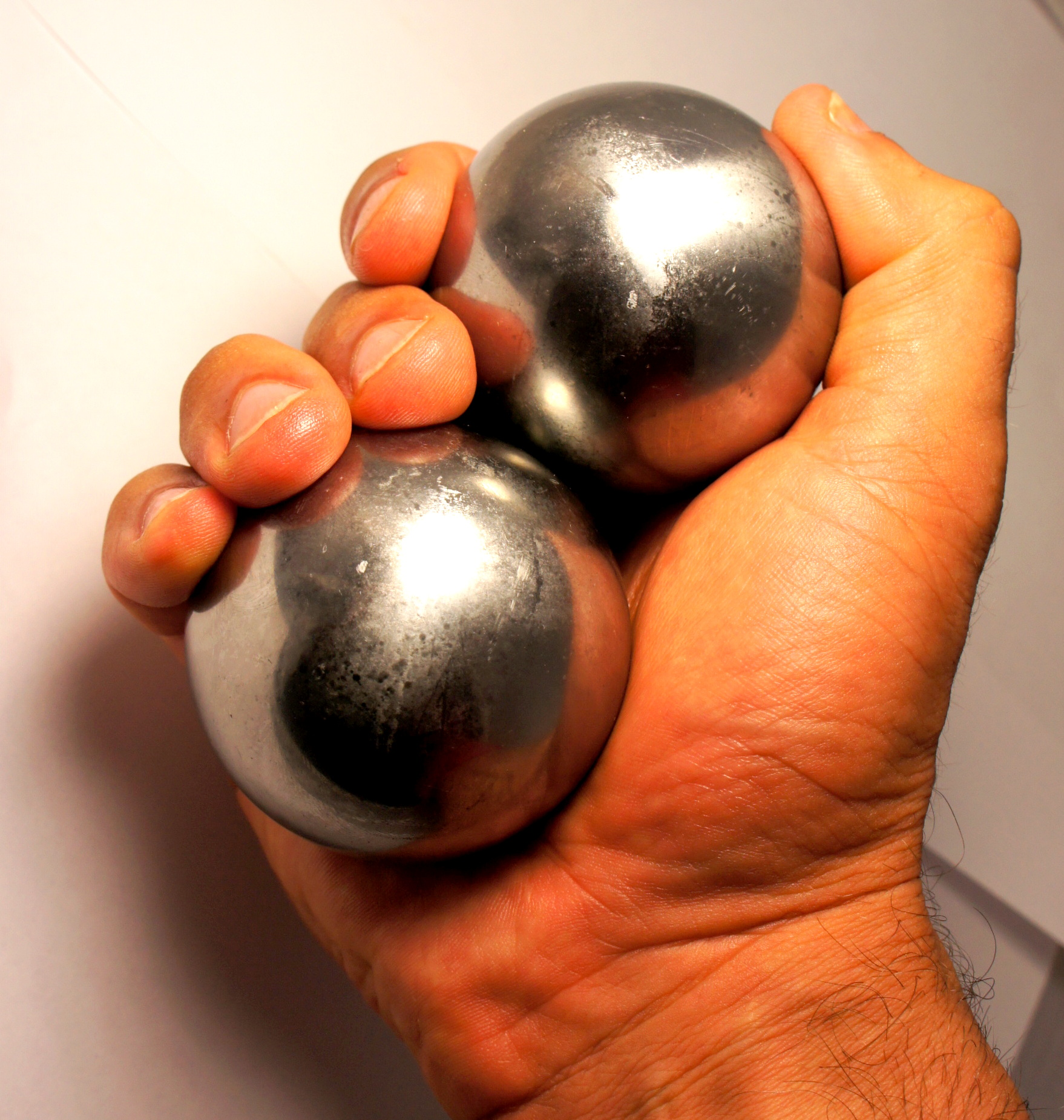 Звук металлических шаров. Шары Гантань. Металлический шарик. Железный шар. Титановый шар.